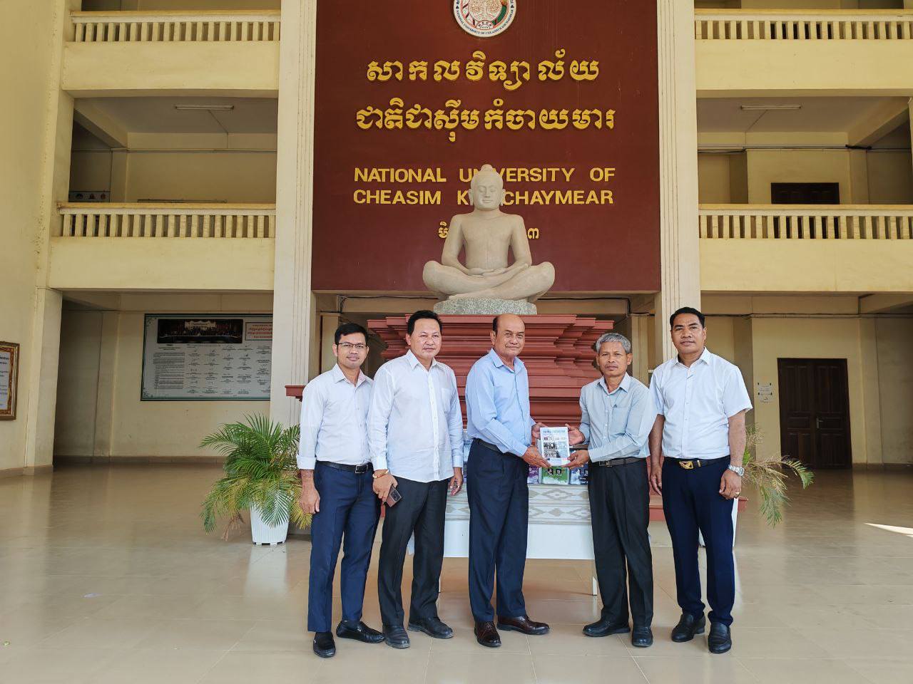 ឯកឧត្តម​ ឈឹម​ សេរីភួន​  អនុរដ្ឋលេខាធិការ​ ក្រសួងមហាផ្ទៃបាននាំយកសៀវភៅដែលមានចំណងជើងថា”របត់នយោបាយ “សរុបចំនួន១៤១ក្បាល